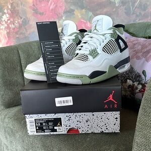 Air Jordan 4 Retro Women's Sneakers in White and Green Size 5.5